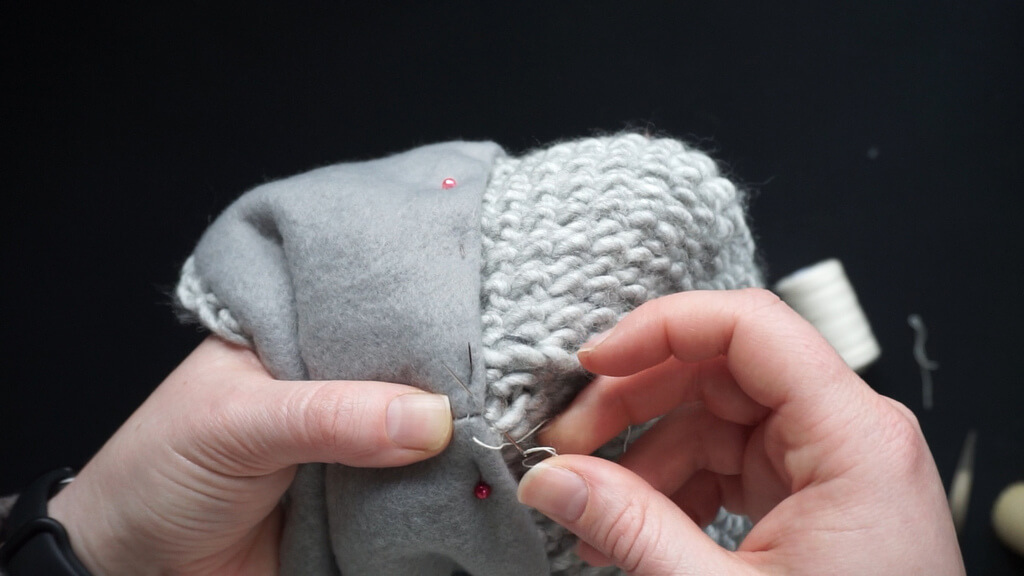 How to line a crochet beanie with fleece 28 29 Lining a beanie with fleece sewing the top edge 2