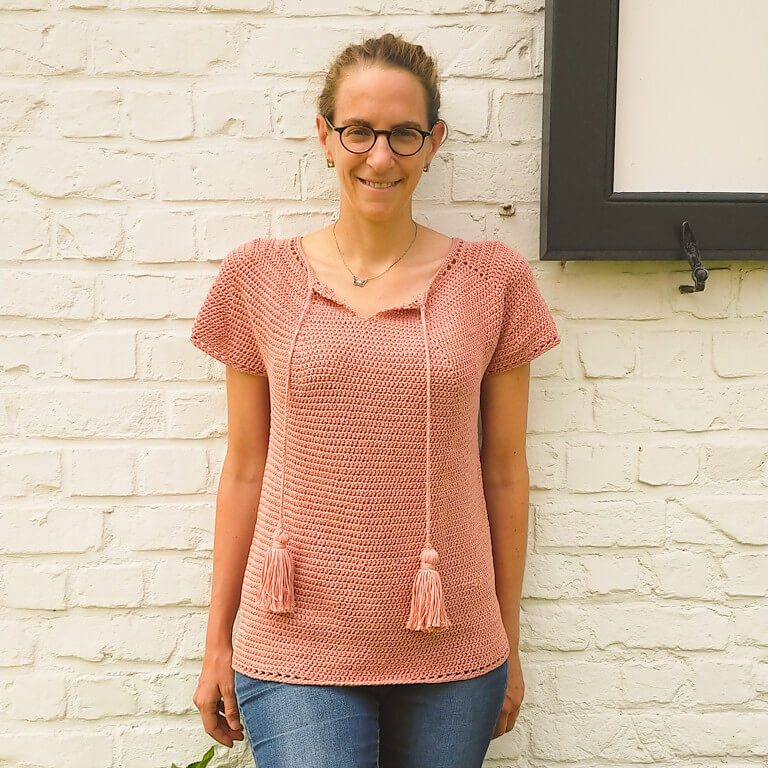 10+ Crochet round yoke sweaters and tops 3 Round yoke short sleeve shirt with plain stitches and two ties with tassels attached to the front neckline, which has a slight opening.