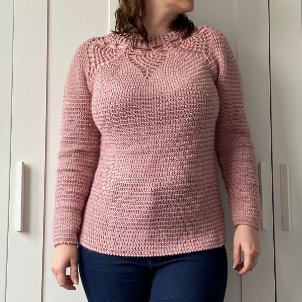 10+ Crochet round yoke sweaters and tops 4 Dusty pink round yoke sweater with pineapple motifs in the yoke and long sleeves.