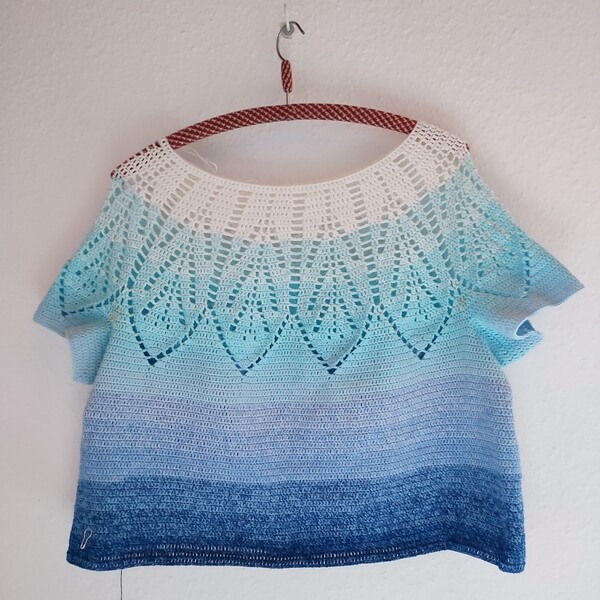 Project diary - Calliandra round yoke top 5 Nearly completed round yoke top in white to dark blue cotton gradient yarn. The body is made in plain stitches and there are small steps where the yarn changes towards a darker color.