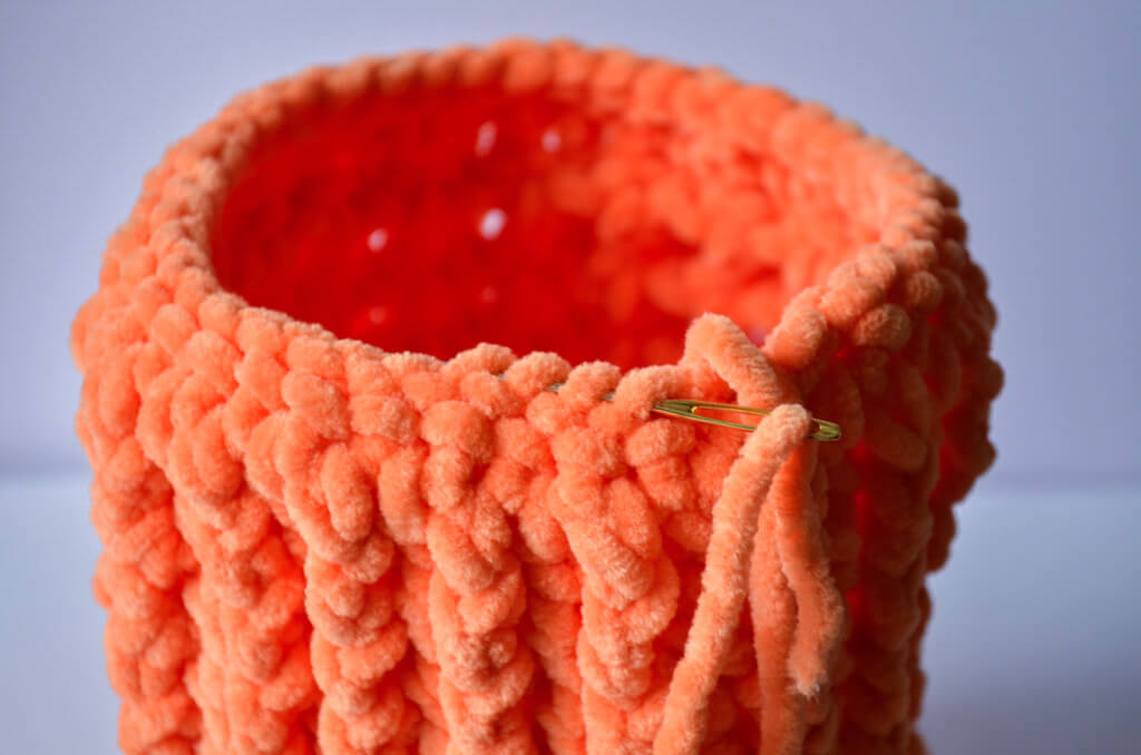 Free crochet pumpkin pattern 6 Crochet pumpkin free pattern seaming 2