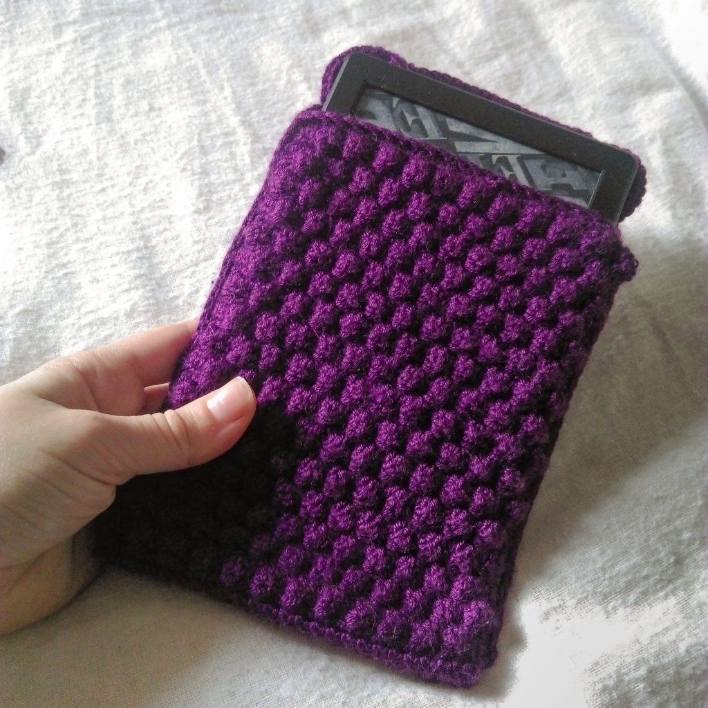 How to make a crochet book sleeve with our video tutorial