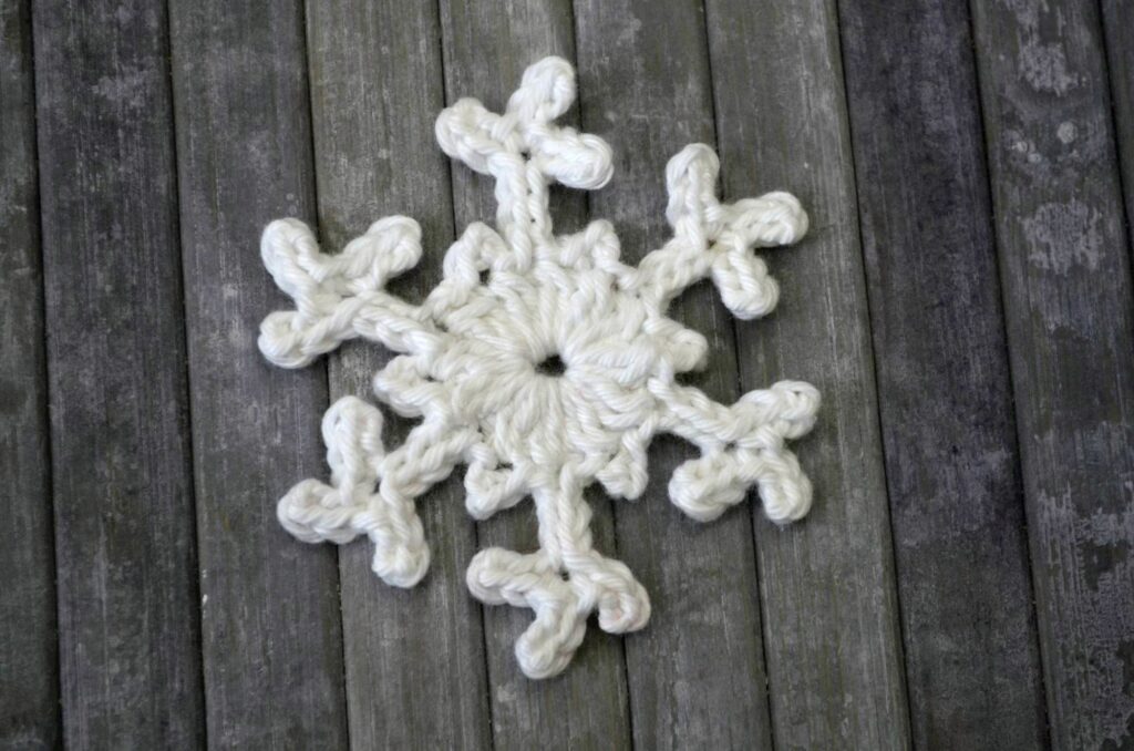 Easy snowflake crochet pattern yarnandy 2