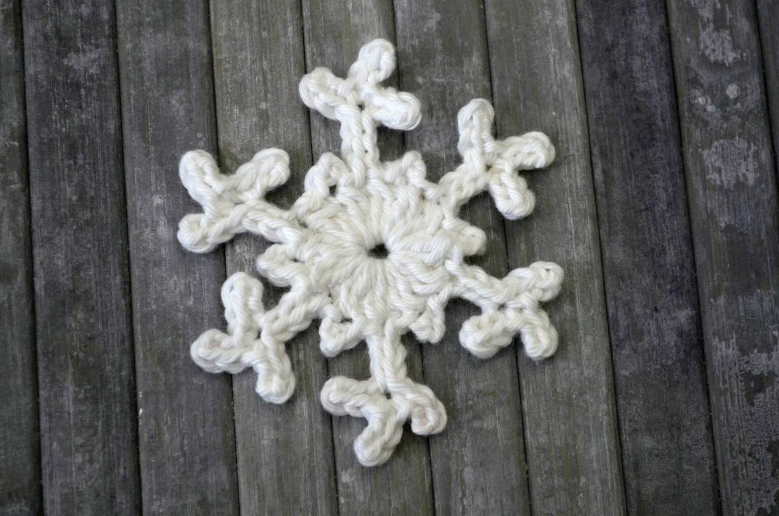 The easiest crochet snowflake pattern 10 minute snowflake Yarnandy