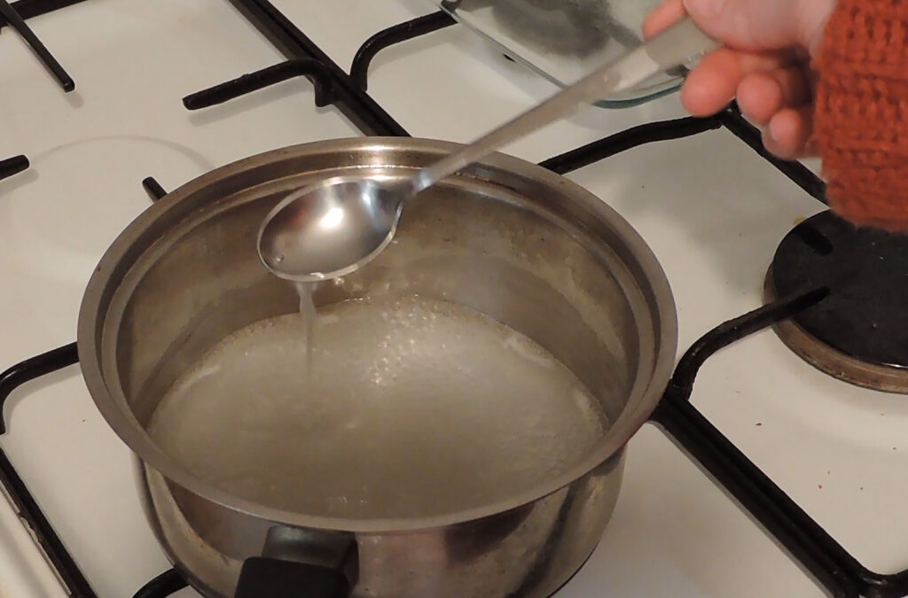 Boiling starch to stiffen crochet decorations