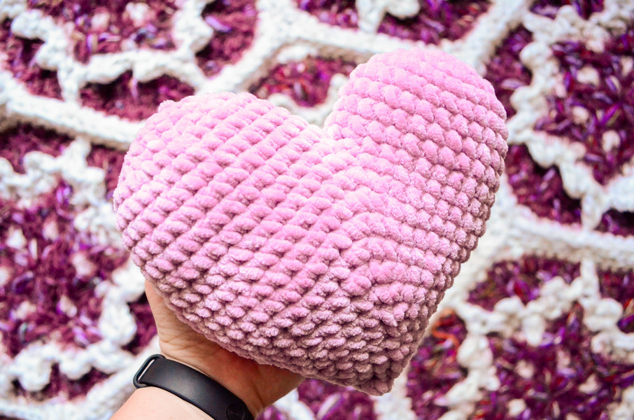 Amigurumi heart pillow crochet pattern Yarnandy