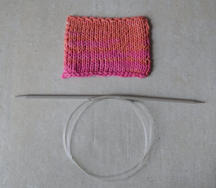 Knit sample with 4 mm cabled needles