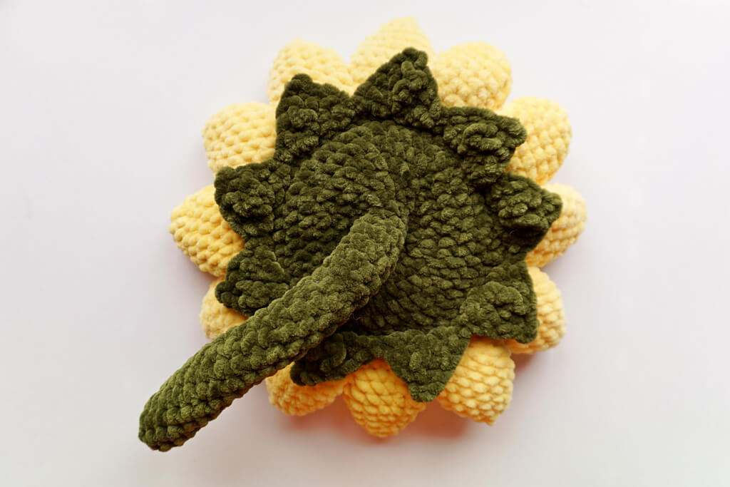 Sunflower amigurumi tutorial - back of the sunflower