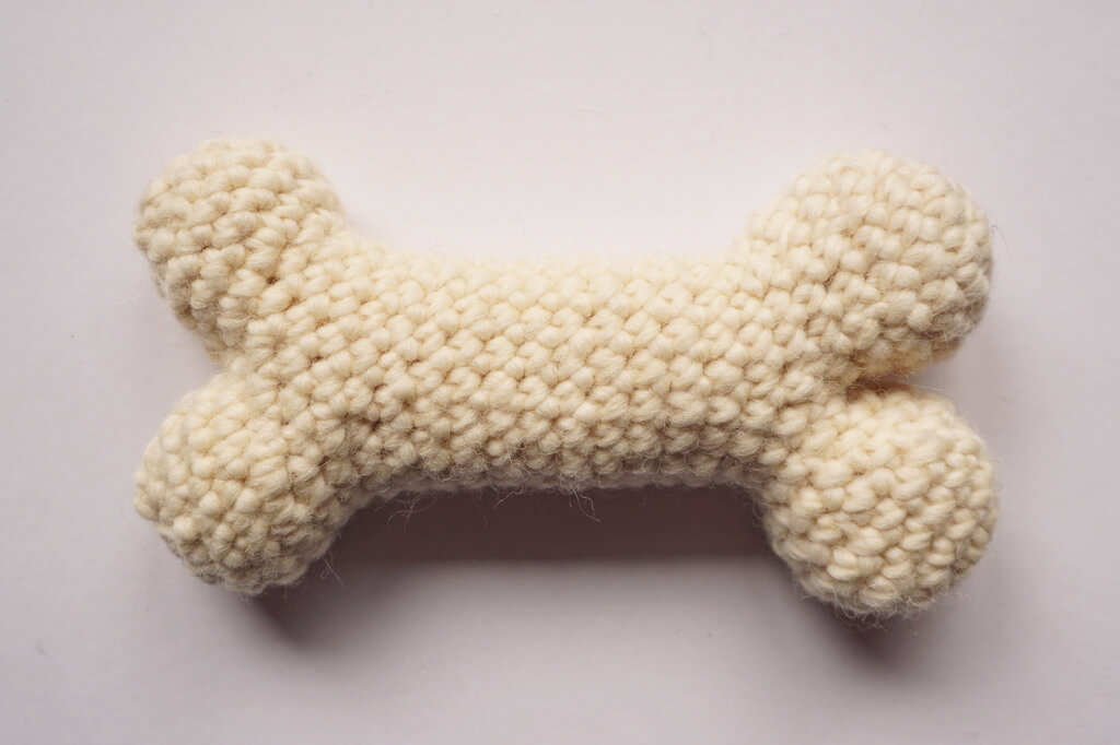 Dog bone amigurumi free crochet pattern 2 versions Yarnandy