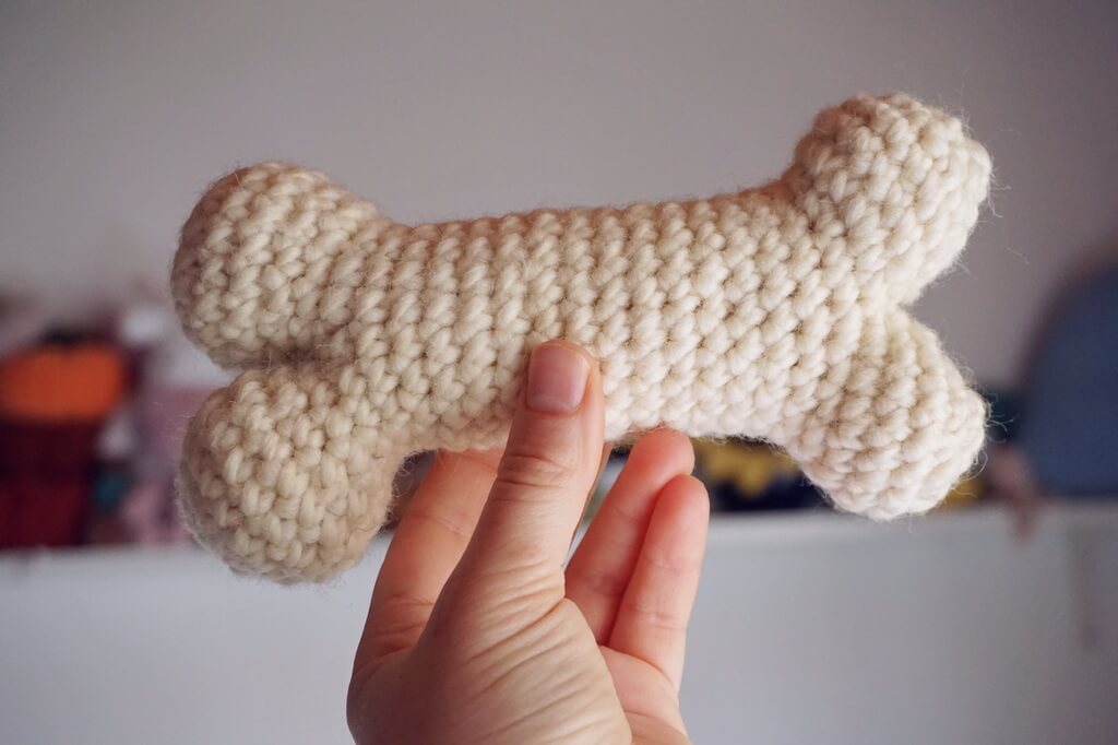 Dog bone amigurumi free crochet pattern 2 versions Yarnandy