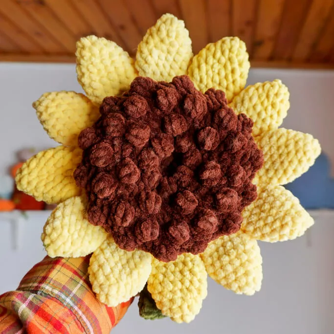 Free Sunflower amigurumi pattern with photo tutorial - front